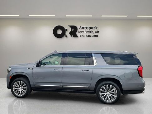 Used 2022 GMC Yukon XL Denali w/ Denali Premium Package AWD/4WD image 3