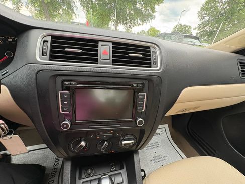 Used 2011 Volkswagen Jetta SE FWD image 32
