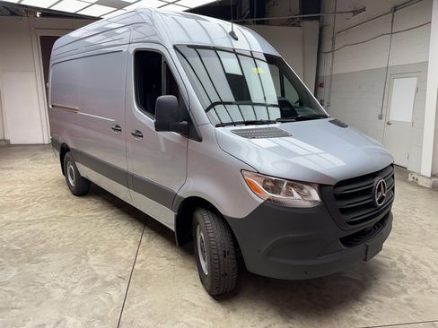 Used 2025 Mercedes-Benz Sprinter 2500 image 7