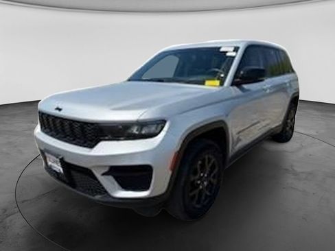 Used 2024 Jeep Grand Cherokee Altitude AWD/4WD image 7