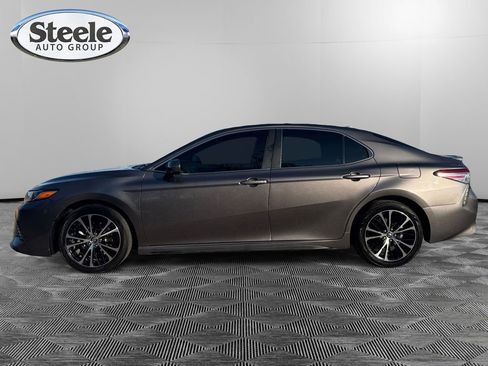 Used 2020 Toyota Camry SE image 2