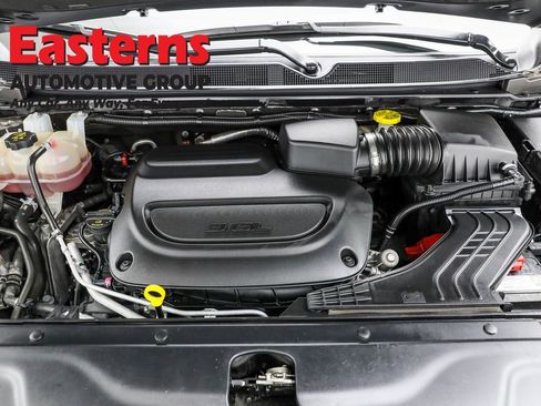 Used 2023 Chrysler Pacifica Touring-L image 7