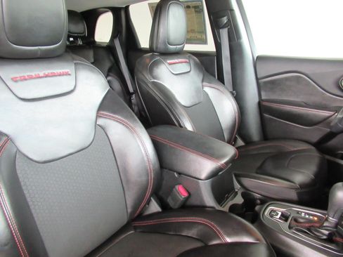 Used 2019 Jeep Cherokee Trailhawk w/ Comfort/Convenience Group AWD/4WD image 9