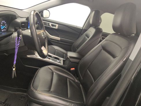 Used 2022 Ford Explorer XLT w/ Equipment Group 202A AWD/4WD image 17