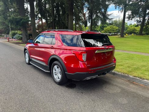 Used 2021 Ford Explorer XLT w/ Equipment Group 202A AWD/4WD image 3