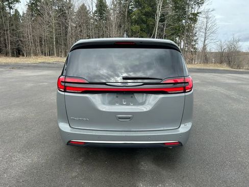 Used 2023 Chrysler Pacifica Touring-L FWD image 4