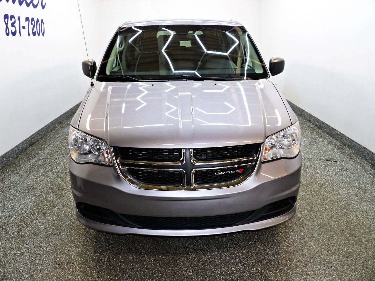 Used 2019 Dodge Grand Caravan SE w/ UConnect Hands-Free Group FWD image 2