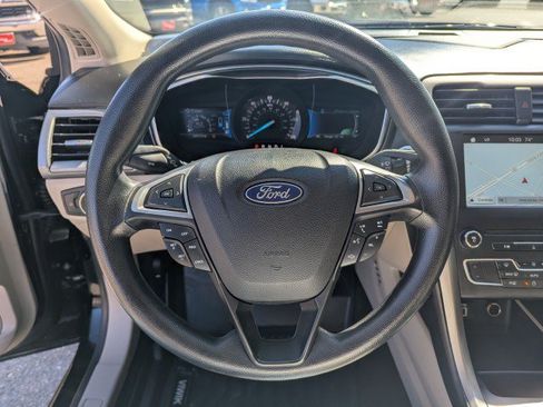 Used 2017 Ford Fusion SE FWD image 13
