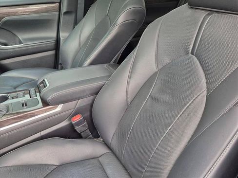 Used 2021 Toyota Highlander Limited FWD image 13