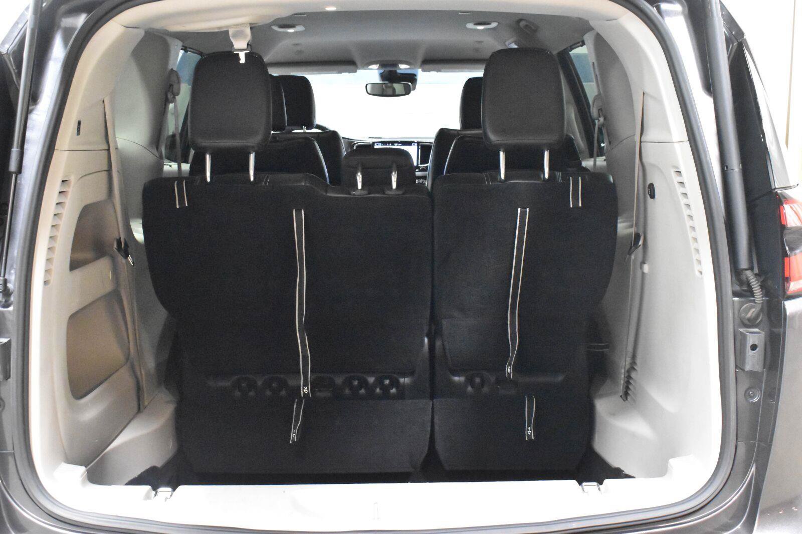 Used 2023 Chrysler Pacifica Touring-L FWD image 25