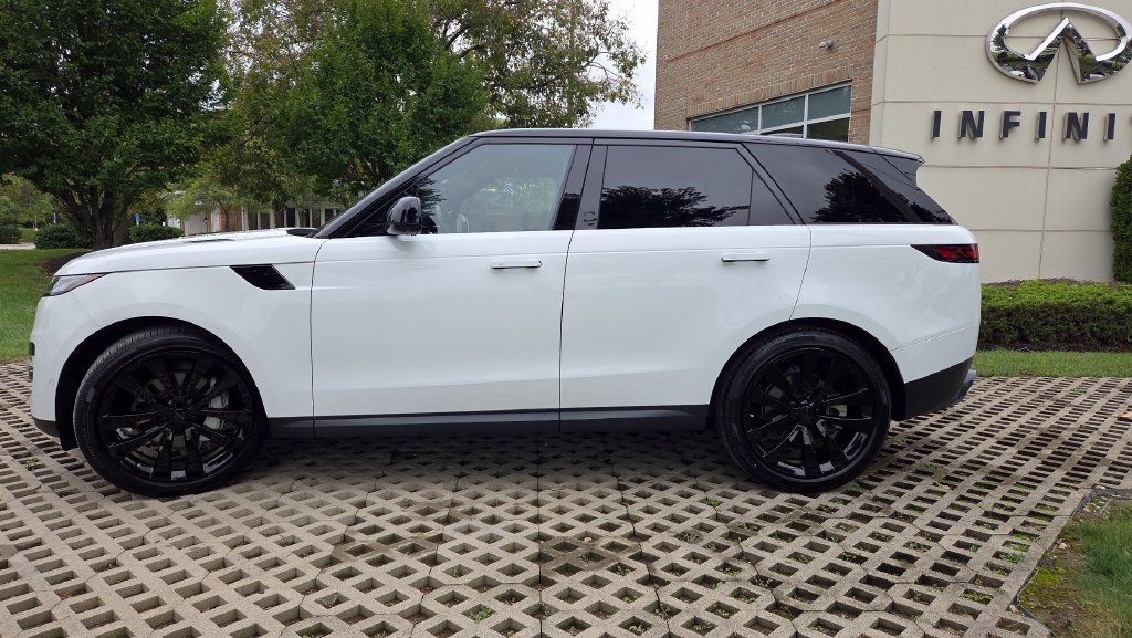 Used 2024 Land Rover Range Rover Sport SE AWD/4WD image 7