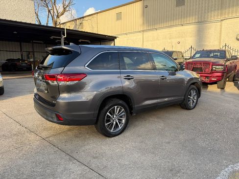 Used 2019 Toyota Highlander XLE FWD image 4