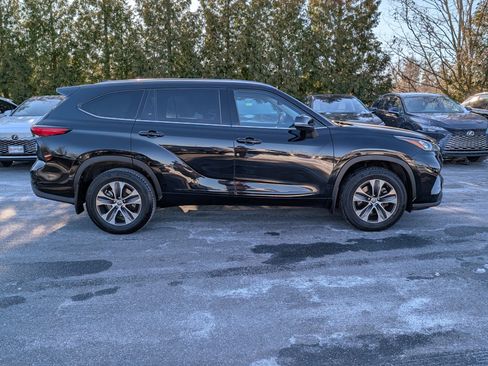 Used 2020 Toyota Highlander XLE image 2