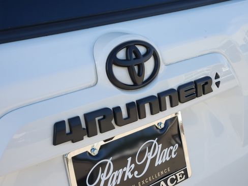 Used 2022 Toyota 4Runner SR5 Premium w/ Moonroof Package AWD/4WD image 9