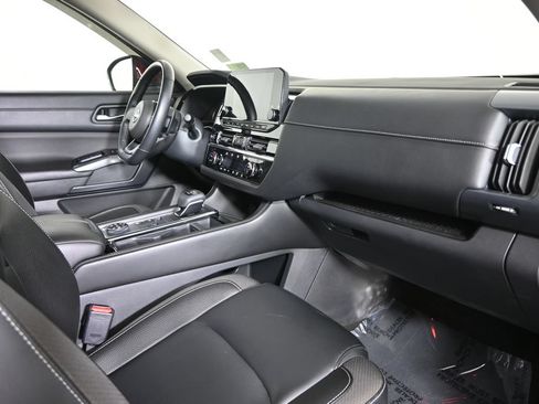Used 2023 Nissan Pathfinder SL AWD/4WD image 15