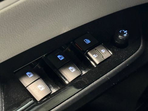 Used 2017 Toyota Prius Prime Advanced FWD image 31