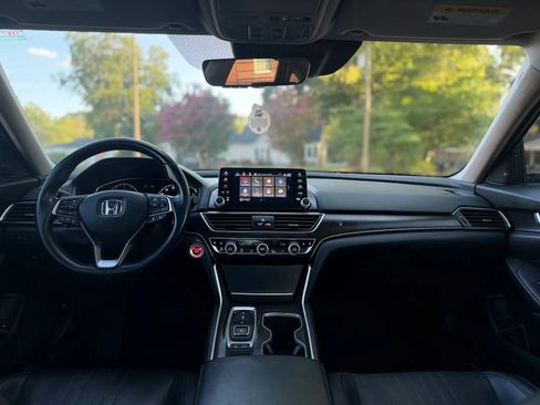 Used 2018 Honda Accord Touring image 14