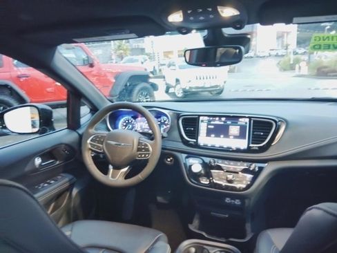 Used 2025 Chrysler Pacifica Select image 12