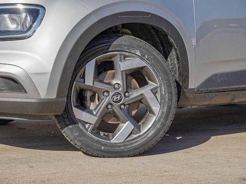 Used 2022 Hyundai Venue SEL image 2