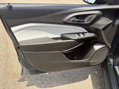 Used 2025 Chevrolet Trax LT FWD image 28