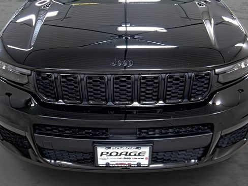 Used 2022 Jeep Grand Cherokee L Limited w/ Black Appearance Package AWD/4WD image 16
