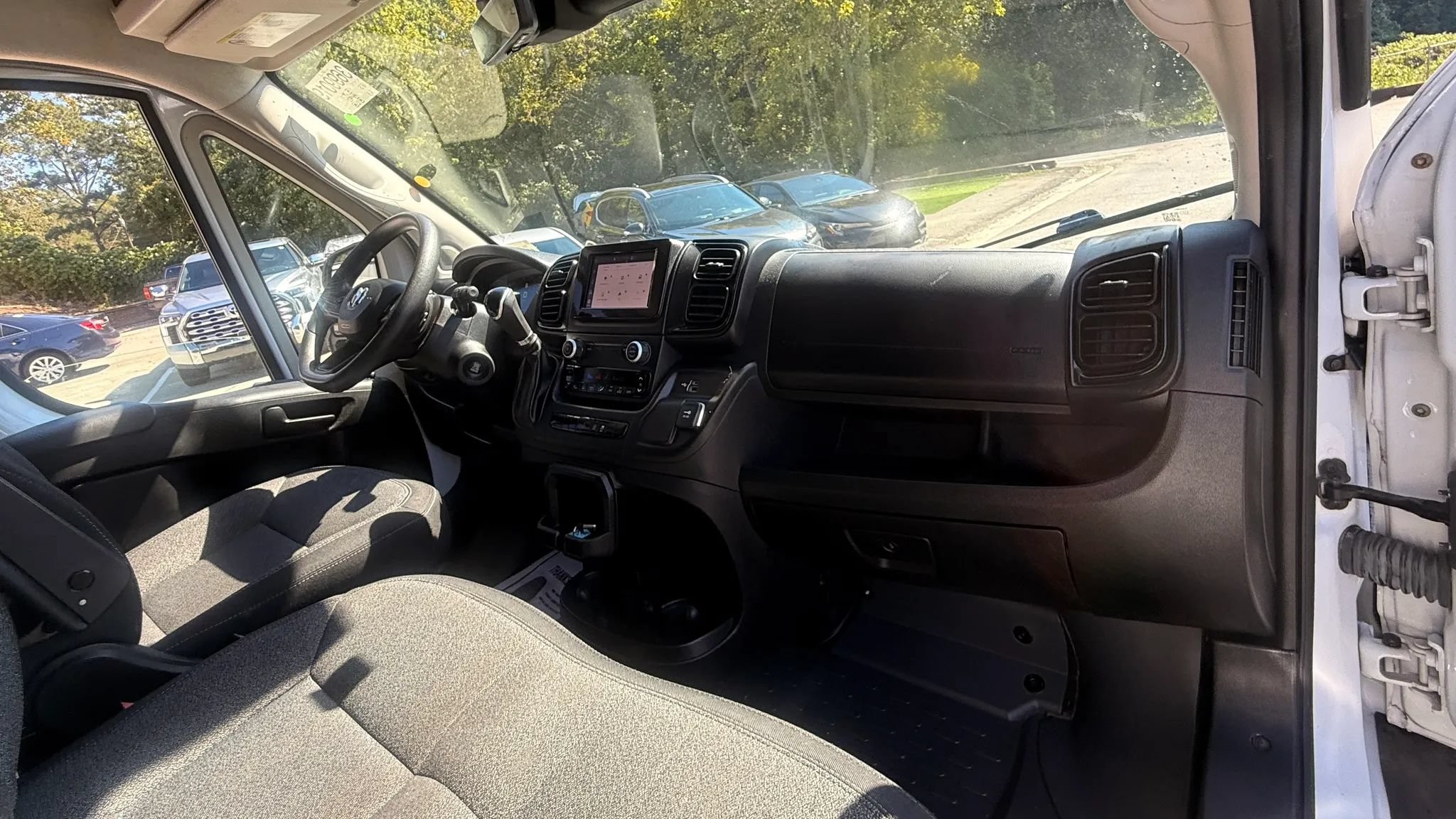 Used 2022 RAM ProMaster 2500 w/ Convenience Group FWD image 8