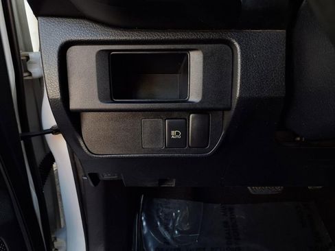 Used 2018 Toyota Tacoma SR image 13