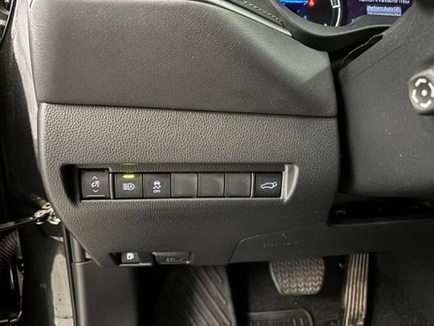 Used 2023 Toyota Venza XLE image 22