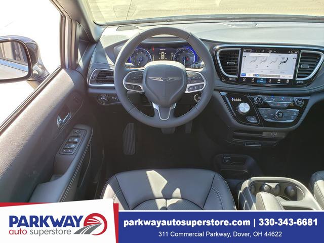 New 2026 Chrysler Pacifica Select AWD/4WD image 17