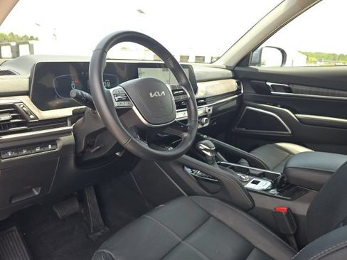 Used 2025 Kia Telluride EX w/ EX Captain's Chair Package FWD image 26