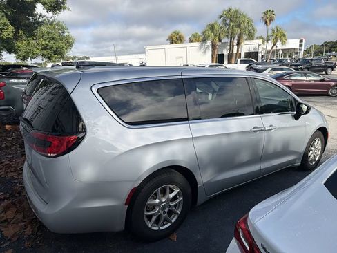 Used 2024 Chrysler Pacifica Touring-L FWD image 3