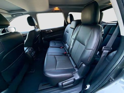 Used 2020 Nissan Pathfinder Platinum image 23