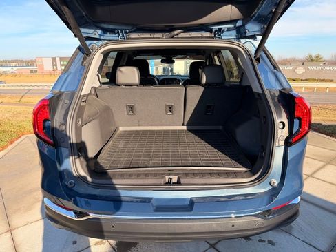 Used 2024 GMC Terrain SLT image 32