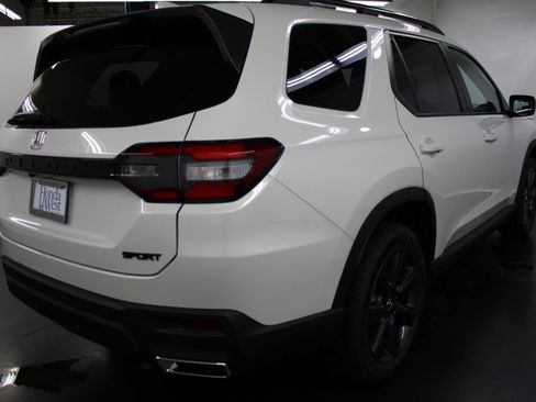 New 2025 Honda Pilot Sport image 9