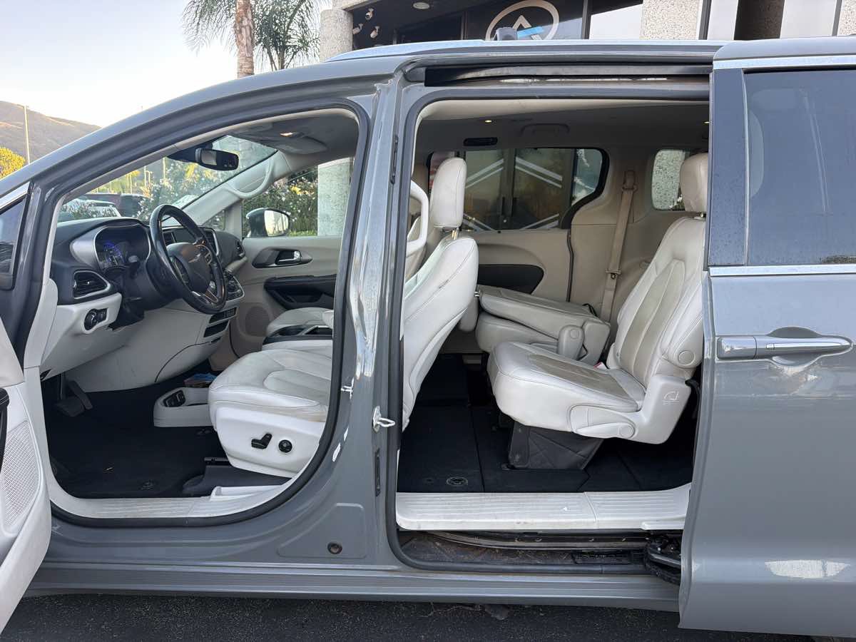 Used 2021 Chrysler Pacifica Touring-L FWD image 33