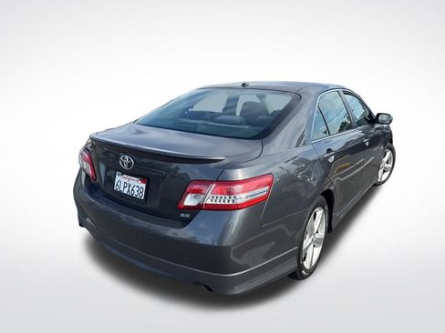 Used 2010 Toyota Camry SE image 2