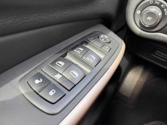 Used 2017 Jeep Cherokee Limited AWD/4WD image 16