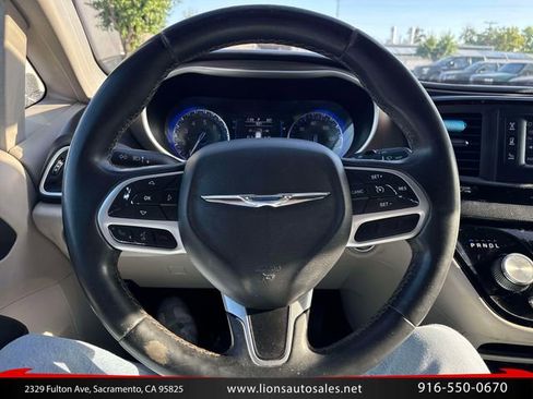Used 2017 Chrysler Pacifica Touring-L FWD image 17