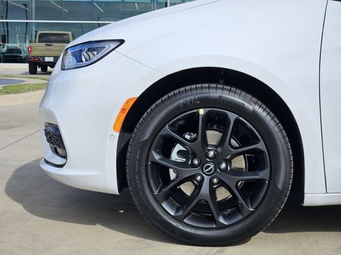 New 2026 Chrysler Pacifica Select image 11