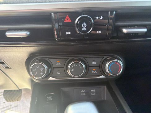 Used 2025 Nissan Kicks SV AWD/4WD image 24