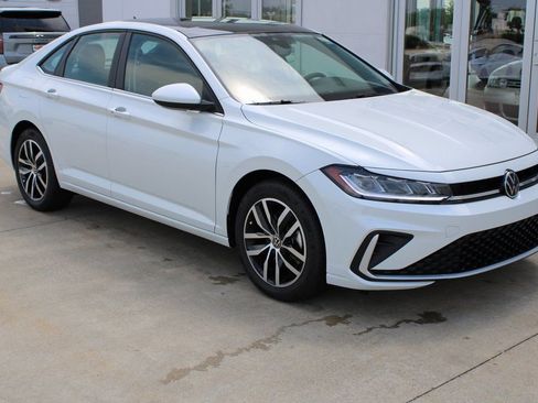 Used 2025 Volkswagen Jetta SE FWD image 1