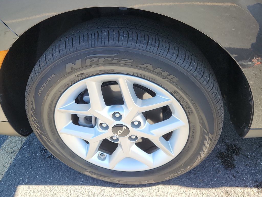 Used 2025 Kia Soul LX w/ LX Technology Package FWD image 16