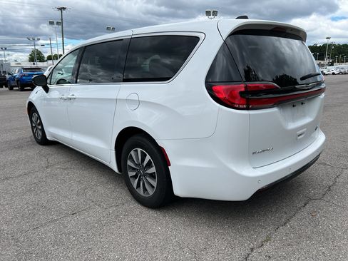 Used 2024 Chrysler Pacifica Limited FWD image 4