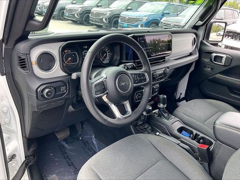 Used 2025 Jeep Wrangler Unlimited Sahara AWD/4WD image 8