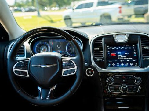 Used 2017 Chrysler 300 C RWD image 6