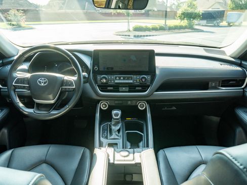 Used 2025 Toyota Grand Highlander AWD image 21