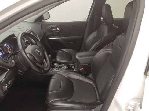 Used 2019 Jeep Cherokee Latitude Plus w/ Comfort/Convenience Group FWD image 17