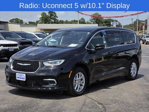 Used 2024 Chrysler Pacifica Touring-L FWD image 3