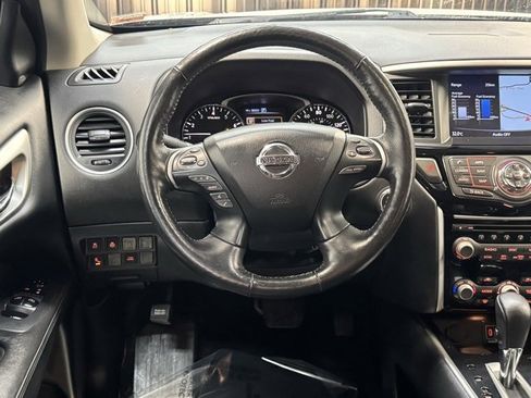 Used 2019 Nissan Pathfinder SV image 8