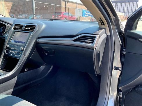 Used 2020 Ford Fusion SE FWD image 15